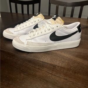 Nike women’s White Sneakers with Black Swoosh and Cream Tongue. Preowned